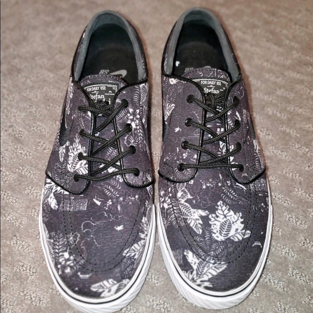 Nike Janoski black & white floral